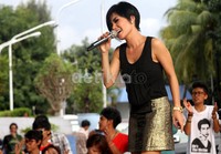 Saat menyaksikan penampilan Yuni Shara, seorang penonton pun mengenakan kaus putih bergambar wajah Raffi Ahmad. (Gusmun/detikFoto).