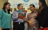 Yessyca Yuwono, Direktur PT Akasia Prima Sejahtera (tengah) dan Ridwan Yuwono, Presiden Direktur PT Akasia Prima Sejahtera (kiri) menjelaskan salah satu tipe hunian eksklusif Camden House Kebon Jeruk kepada calon pembeli.