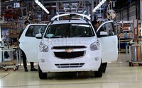 Sejumlah pekerja merakit Chevy Spin di pabrik GM Indonesia di Jalan Raya Bekasi, KM 27 Pondok Ungu.
