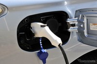 Tidak hanya itu, Outlander PHEV ini juga mampu berjalan sekitar 60 km dengan menggunakan motor listriknya saja. Hal ini pastinya sedikit menguntungkan bagi konsumennya karena dengan jarak tersebut dapat berjalan dengan waktu yang cukup lama.