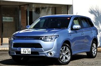 Jika dibanding dengan Outlander versi standar, pengurangan kebisingan telah diperbaiki oleh Mitsubishi dengan mengubah ketebalan kaca jendela sehingga suara mesin yang masuk kedalam kabin tidak begitu terdengar.