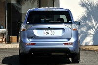 Meski Outlander PHEV ini merupakan kendaraan yang menggabungkan antara mesin bensin dan motor listrik tapi dapat melesat dengan cepat. Torsi yang dirasakan juga cukup besar.