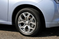 Hal yang menarik lainnya yakni dari segi pengereman. Outlander PHEV ini memiliki sistem pengereman yang regeneratif. Rasa stabilitas juga dapat dirasakan, pemasangan baterai yang disimpan dibawah jok cukup membuat Outlander ini stabil.