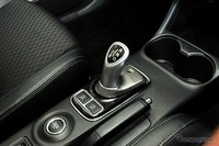 Transmisi otomatis di Outlander PHEV.