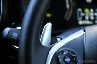 Di setir kemudinya terdapat fitur paddle shift, menurunkan gigi tinggal menekan tombol minus ini.