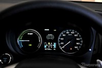 Tampilan layar di dashboard, ada speedometer dan penunjuk kapasitas baterai.