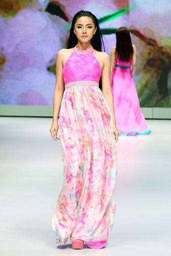 Jakarta, Indonesia - 14 Februari 2013. Blossoms by Jeanny Ang Couture Spring/Summer Collection 2013. Indonesia Fashion Week 2013 at Jakarta Convention Center. Senayan. Jakarta. [Foto: Mohammad Abduh/Wolipop]