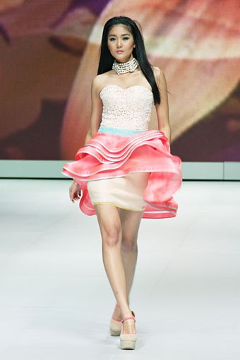 Jakarta, Indonesia - 14 Februari 2013. Blossoms by Jeanny Ang Couture Spring/Summer Collection 2013. Indonesia Fashion Week 2013 at Jakarta Convention Center. Senayan. Jakarta. [Foto: Mohammad Abduh/Wolipop]