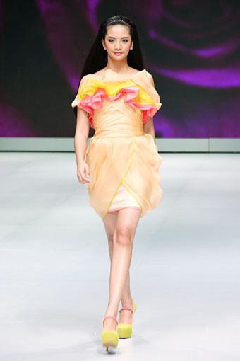 Jakarta, Indonesia - 14 Februari 2013. Blossoms by Jeanny Ang Couture Spring/Summer Collection 2013. Indonesia Fashion Week 2013 at Jakarta Convention Center. Senayan. Jakarta. [Foto: Mohammad Abduh/Wolipop]