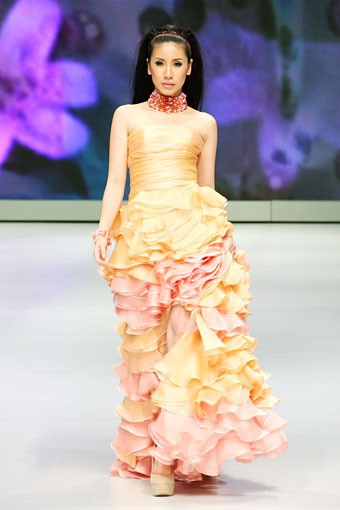 Jakarta, Indonesia - 14 Februari 2013. Blossoms by Jeanny Ang Couture Spring/Summer Collection 2013. Indonesia Fashion Week 2013 at Jakarta Convention Center. Senayan. Jakarta. [Foto: Mohammad Abduh/Wolipop]