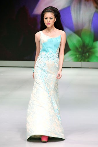 Jakarta, Indonesia - 14 Februari 2013. Blossoms by Jeanny Ang Couture Spring/Summer Collection 2013. Indonesia Fashion Week 2013 at Jakarta Convention Center. Senayan. Jakarta. [Foto: Mohammad Abduh/Wolipop]