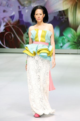 Jakarta, Indonesia - 14 Februari 2013. Blossoms by Jeanny Ang Couture Spring/Summer Collection 2013. Indonesia Fashion Week 2013 at Jakarta Convention Center. Senayan. Jakarta. [Foto: Mohammad Abduh/Wolipop]