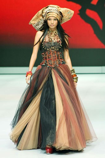 Jakarta, Indonesia - 14 Februari. Melinda Looi Couture Collection 2013. Indonesia Fashion Week 2013 at Jakarta Convention Center. 14 Februari 2013. Senayan. Jakarta. [Foto: Mohammad Abduh/Wolipop]