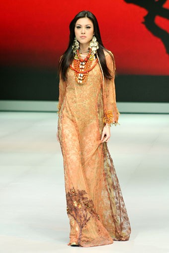 Jakarta, Indonesia - 14 Februari. Melinda Looi Couture Collection 2013. Indonesia Fashion Week 2013 at Jakarta Convention Center. 14 Februari 2013. Senayan. Jakarta. [Foto: Mohammad Abduh/Wolipop]