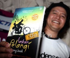 Andrea Hirata Berencana Gugat Blogger Terkait Laskar Pelangi