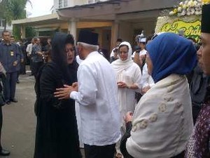 Ibu Ani Melayat Ayah Hatta Rajasa