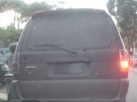 Mobil terlihat gelap, bahkan nopol tidak telihatan angkanya. (Foto Nidia Kurniawati).