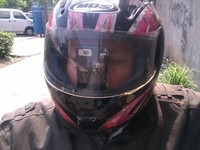 Saat hendak bertugas luar kantor, saya sudah siap jalan, dan saya menunggu rekan saya jalan duluan, tapi ternyata setelah saya tengok malah lagi menerima telepon dari bosnya. Baru kali ini saya melihat model begitu, karena biasanya HP diselipkan antara kuping dan helm. 5 jempol buat Mas Idham. (Foto Supriyadi).