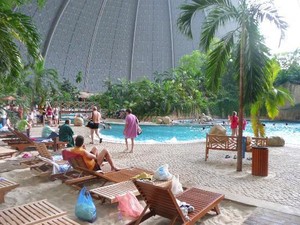 Hanggar Pesawat di Jerman Ini Isinya Resor Pulau Tropis