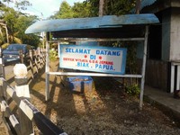 Setiap turis yang datang akan disambut dengan papan selamat datang bertuliskan Selamat Datang di Objek Wisata Goa Jepang, Biak, Papua (Hany/detikTravel)