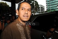 Anggito memasuki mobil yang akan membawanya meninggalkan gedung KPK. Ramses/detikFoto.