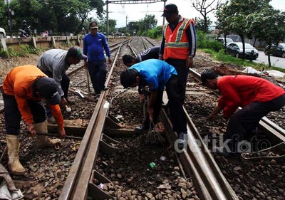 Penggantian Bantalan Rel Kereta Api
