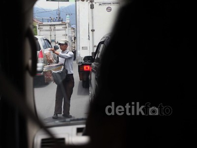 Macet Cisarua, Dimanfaatkan Pedagang