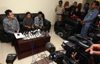 Kabid Pelayanan RS Tarakan Dr Theryoto bersama keluarga memberikan keterangan terkait kondisi bayi Dara.