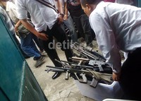 Penggerebekan itu dilakukan Direktorat Reserse Kriminal Khusus (Reskrimsus) Polda Sumut di satu rumah merangkap bengkel di Jalan Madonf Lubis, Medan.
