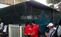 Dalam kasus ini, polisi mengamankan Awie, pria warga keturunan yang memiliki senjata-senjata tersebut.
