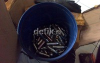     Polisi juga mengamankan gas cartidge.