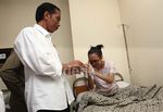 Jokowi Jenguk Ibunda Bayi Dara