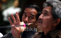 Jokowi mendengarkan pemaparan yang disampaikan Wakil Menteri Pekerjaan Umum (PU) Hermanto Dardak.