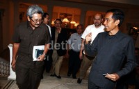 Jokowi berbincang dengan Hermanto Dardak.