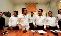 Dalam keterangannya, mereka membantah mundur rama-ramai dari NasDem karena manuver politik Hary Tanoesoedibjo yang geser dari NasDem ke Hanura.