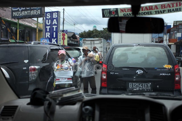 Macet Cisarua, Dimanfaatkan Pedagang