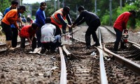     Sejumlah pekerja melakukan proses penggantian bantalan rel kereta, Selasa (19/2/2013).