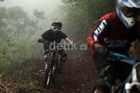 Atlet sepeda Zulkifli beradu kecepatan dengan atlet Dani.