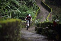 Zulkifli Salam melintasi track tembok China.