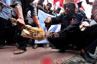 Para petani menggelar aksi teatrikal 'tolak bala'.