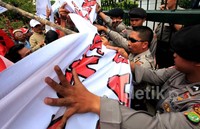 Aksi tersebut dijaga oleh aparat kepolisian.