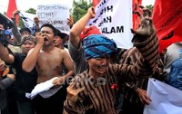 Para petani juga berorasi di depan Gedung Mahkamah Agung.