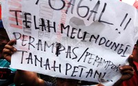 Sejumlah poster tuntutan juga mereka bawa.