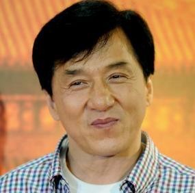 Dimintai Tandatangan di DVD Bajakan, Apa Reaksi Jackie Chan?