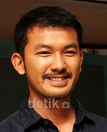 Senyuman Rio Dewanto
