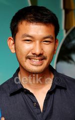 Senyuman Rio Dewanto