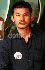 Senyuman Rio Dewanto
