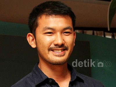 Senyuman Rio Dewanto