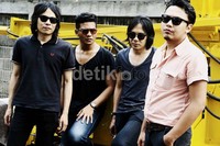 Selain juga sebagai 'hadiah' untuk para penggemar mereka di 'pengabdian' selama 10 tahun di belantika musik Indonesia.