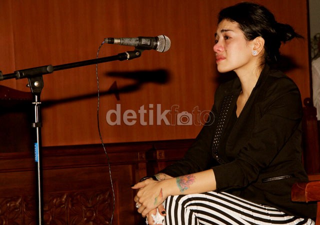 Nikita Mirzani Nangis di Persidangan